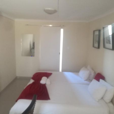 Mo-Nize Villa Guesthouse โอชิวารองโก ภายนอก รูปภาพ