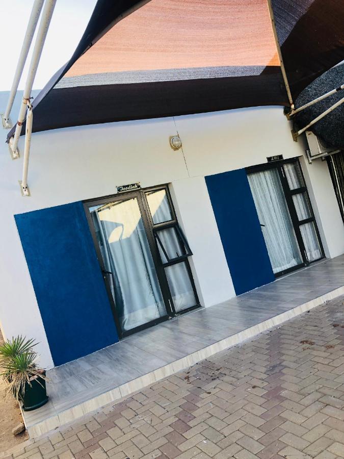 Mo-Nize Villa Guesthouse โอชิวารองโก ภายนอก รูปภาพ
