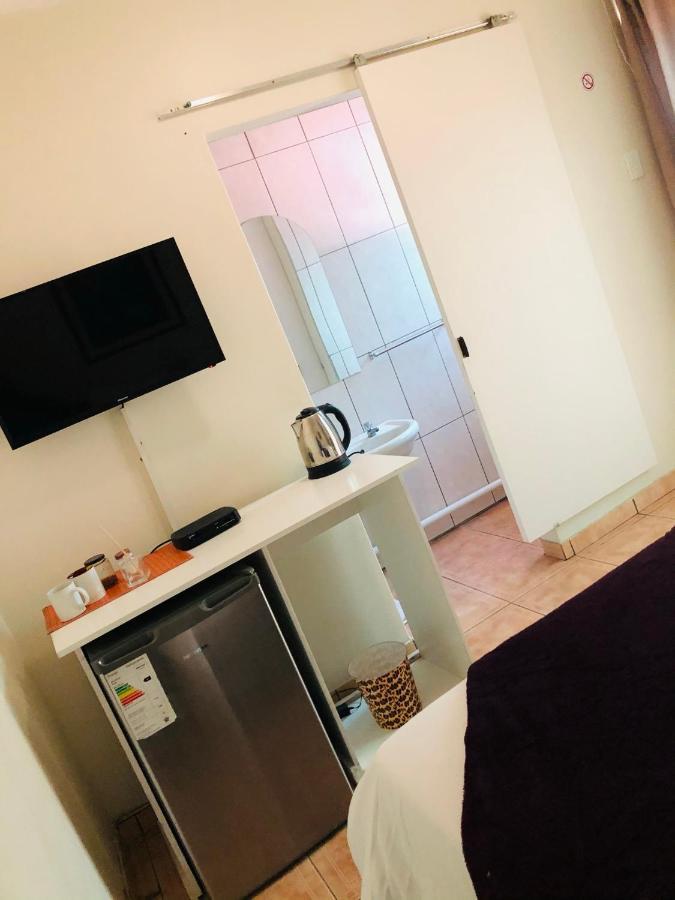 Mo-Nize Villa Guesthouse โอชิวารองโก ภายนอก รูปภาพ