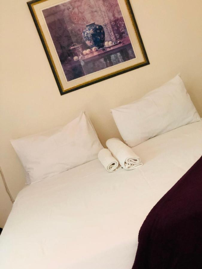 Mo-Nize Villa Guesthouse โอชิวารองโก ภายนอก รูปภาพ