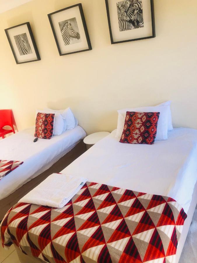 Mo-Nize Villa Guesthouse โอชิวารองโก ภายนอก รูปภาพ
