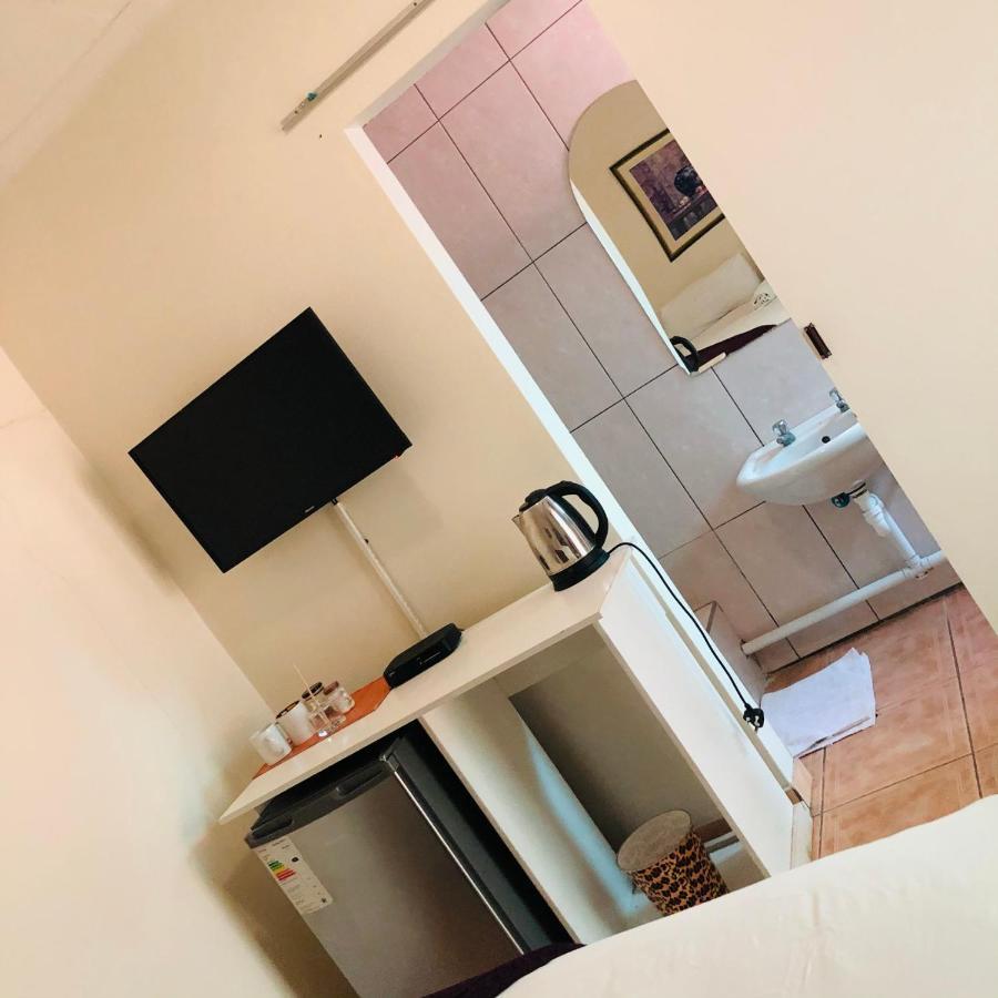 Mo-Nize Villa Guesthouse โอชิวารองโก ภายนอก รูปภาพ