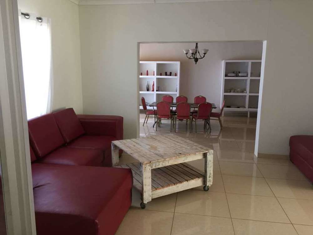 Mo-Nize Villa Guesthouse โอชิวารองโก ภายนอก รูปภาพ